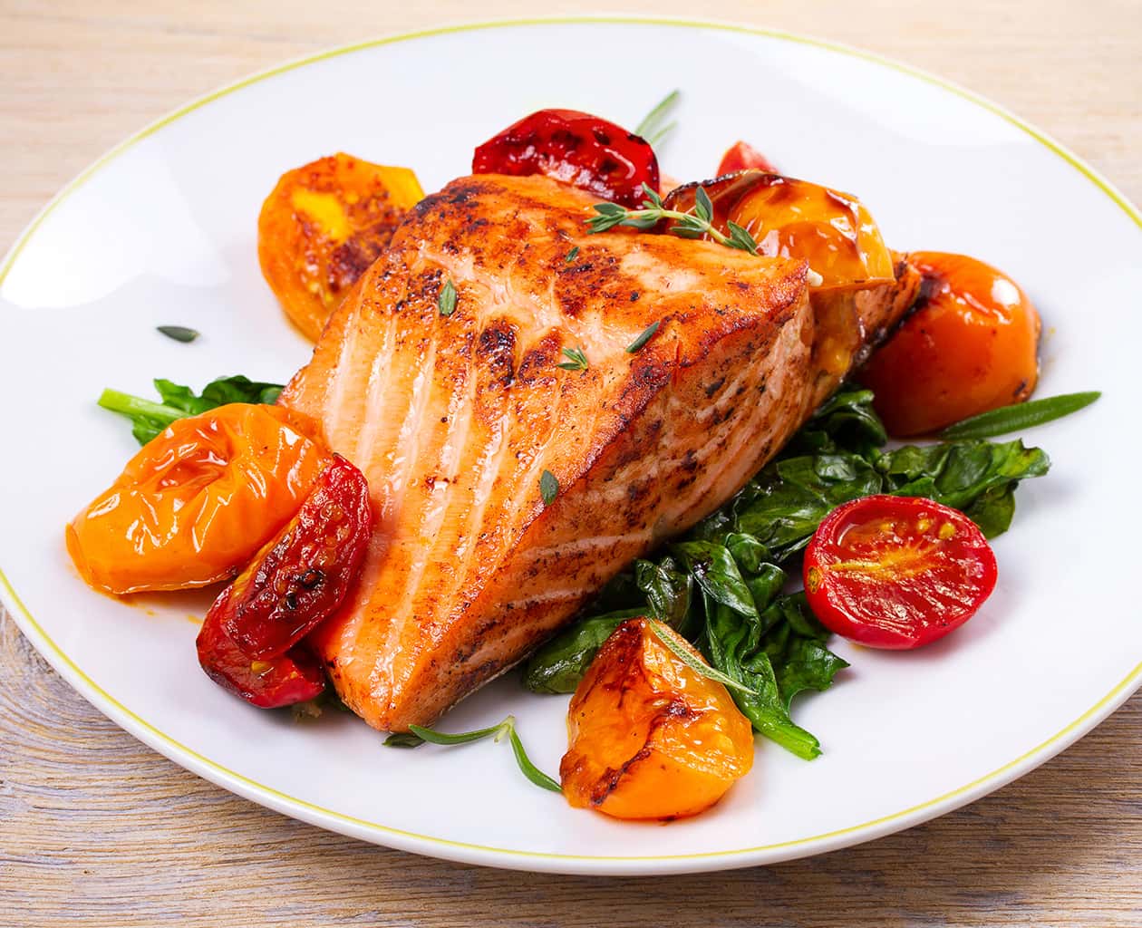 Marinated salmon spinach and tomato salad | PURE VIA
